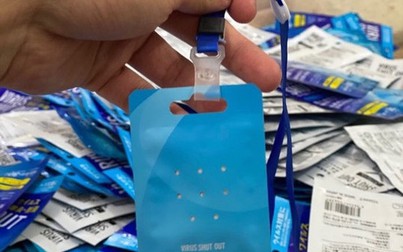 Tịch thu 35 thẻ đeo chống COVID-19 do nước ngoài sản xuất tại Hà Nội