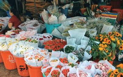Thị trường thực phẩm tuần qua (2-7/3): Giá hoa tươi giảm mạnh trước lễ 8/3