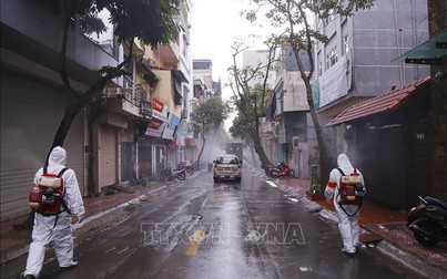 Quân đội phun thuốc tiêu độc, khử trùng phố Trúc Bạch, Hà Nội