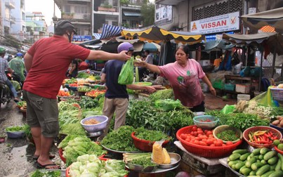 Giá rau xanh giảm mạnh tại chợ lẻ ở TP.HCM