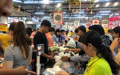 Thực phẩm đồng loại giảm giá mạnh tại siêu thị ngày cuối tuần