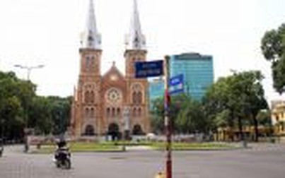 Đường phố Sài Gòn vắng vẻ trong ngày đầu 'cách ly toàn xã hội'