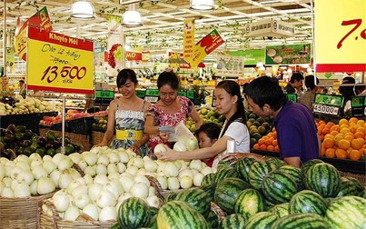 Rau xanh, trái cây giảm giá mạnh tại siêu thị