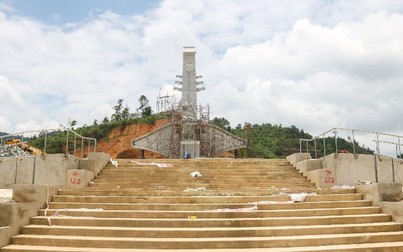 Chủ tịch Quảng Nam nói gì về việc huyện nghèo xây tượng đài 14 tỷ?