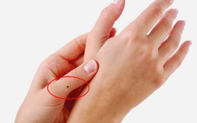 Nốt ruồi ở ngón tay cái báo hiệu điều gì?