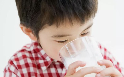 Lạm dụng sữa tươi khiến trẻ bị thiếu máu, biếng ăn hoặc béo phì
