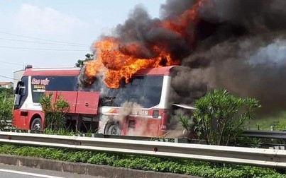 Xe khách cháy dữ dội trên cao tốc Nội Bài - Lào Cai