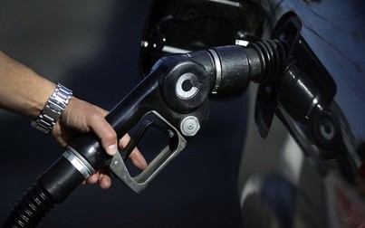 Giá dầu thế giới giảm dưới mức 40 USD/thùng, trong nước vẫn ổn định