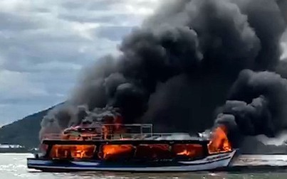 Tàu chở 21 hành khách bốc cháy dữ dội tại Hà Tiên