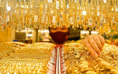 Giá vàng lập đỉnh 62,4 triệu đồng/lượng, mua vàng lúc này là tìm kiếm sự bất ổn