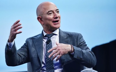 Tài sản Jeff Bezos vượt  200 tỷ USD, công nhân Amazon đem 'máy chém' đến cổng nhà tỷ phú biểu tình, đòi lương 30 USD/giờ