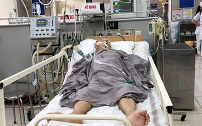 Hai ca ngộ độc pate Minh Chay điều trị tại Bệnh viện Bạch Mai là vợ chồng già, tiên lượng rất nặng, phải thở máy