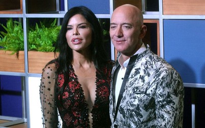 Bạn gái của tỷ phú Jeff Bezos dính líu ra sao đến vụ kiện lùm xùm lộ ảnh nóng của ông chủ Amazon?