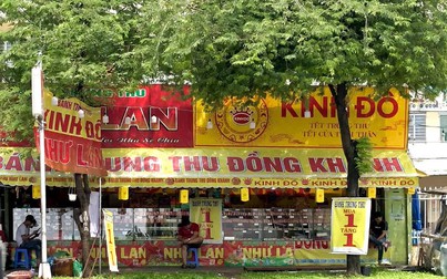 Ki ốt bánh trung thu bắt đầu treo bảng 'mua 1 tặng 1' nhưng vẫn không có khách mua