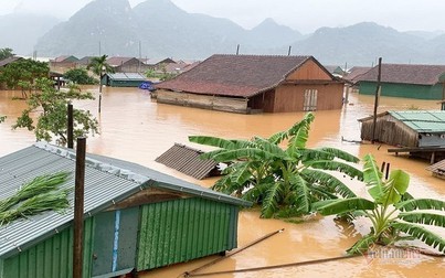 Tình hình mưa lũ miền Trung: Quảng Trị cứu thành công 7 thuyền viên, Thủy điện Sông Bung xả lũ