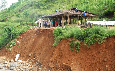 Sạt lở núi sát nhà dân, Hà Tĩnh sơ tán khẩn cấp hàng nghìn hộ dân