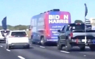 Những người ủng hộ TT Trump dùng 100 xe bán tải bao vây xe của các thành viên đảng Dân chủ