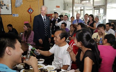 Người Trung Quốc đổ xô đến nhà hàng nổi tiếng ở Bắc Kinh, nơi Biden ghé ăn trưa năm 2011
