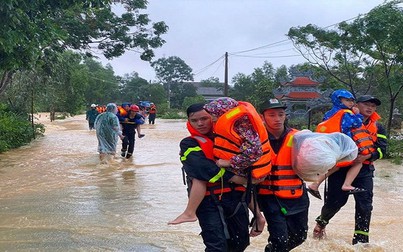Ứng phó bão số 13: Nhiều tỉnh, thành ở miền Trung yêu cầu người dân không ra khỏi nhà
