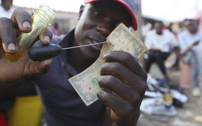 Sửa tiền rách - nghề mưu sinh mới của những 'tỷ phú nghèo' ở Zimbabwe
