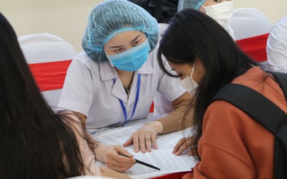 Sáng nay, 3 người đầu tiên tại Việt Nam chính thức tiêm vaccine COVID-19