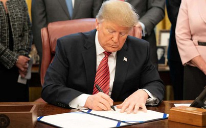 Tổng thống Trump ký luật loại công ty Trung Quốc khỏi sàn chứng khoán Mỹ