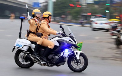 Nữ cảnh sát giao thông dẫn đoàn đại biểu dự Đại hội Đảng
