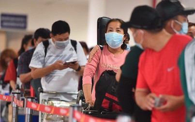 Sân bay Tân Sơn Nhất tấp nập hành khách về quê sớm