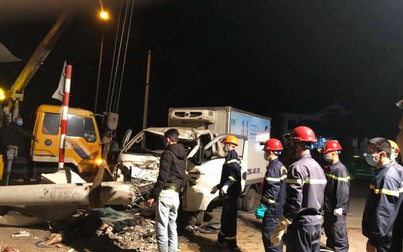 Xe tải tông xe máy, húc đổ 2 cột điện cao thế khiến 3 người chết ở Nghệ An
