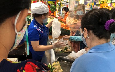 Sáng mùng 3 Tết, dân Sài Gòn xếp hàng vào siêu thị mua gà cúng