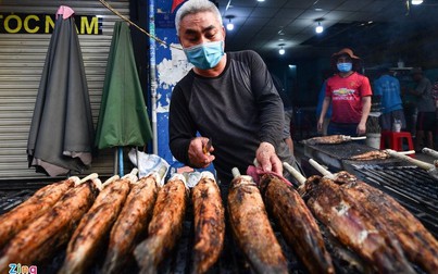 Phố cá lóc nướng ở Sài Gòn 'cháy hàng' trong ngày Thần Tài 