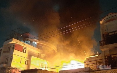 Sau tiếng nổ, cửa hàng đồ cũ ở Sài Gòn cháy ngùn ngụt
