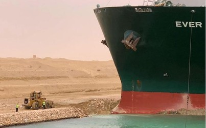 Nguyên nhân con tàu khổng lồ mắc kẹt trong kênh đào Suez - và tại sao không ai giải thoát được nó?