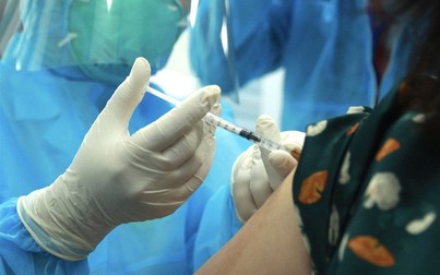 Một nữ điều dưỡng bị sốc phản vệ, Đà Nẵng niêm phong lô vaccine