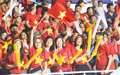 Phòng dịch COVID-19, fan bóng đá cổ vũ tuyển Việt Nam qua màn ảnh nhỏ