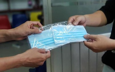 Giả nhân viên y tế phát khẩu trang tẩm thuốc mê để chiếm đoạt tài sản