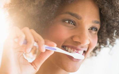 4 dấu hiệu cho thấy bạn đánh răng sai và cách khắc phục