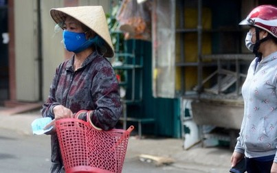 Người Sài Gòn xếp hàng nhận phiếu đi chợ mùa dịch như thời bao cấp