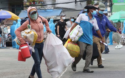 Ảnh: Hàng trăm người bắt đầu rời TP.HCM trở về Phú Yên