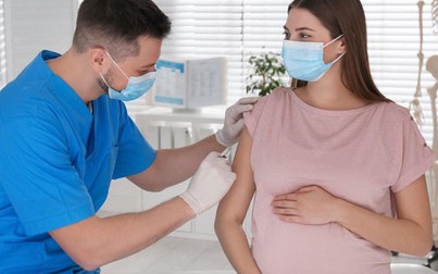 Phụ nữ mang thai tiêm vaccine COVID-19 cần lưu ý gì?