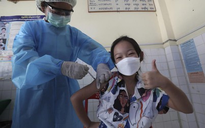 Nước Đông Nam Á đầu tiên tiêm vaccine COVID-19 cho trẻ em 6-12 tuổi