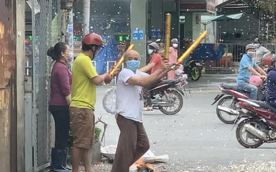 Người Sài Gòn vỡ oà, bắn pháo giấy ăn mừng chốt trong nội thành được dỡ bỏ
