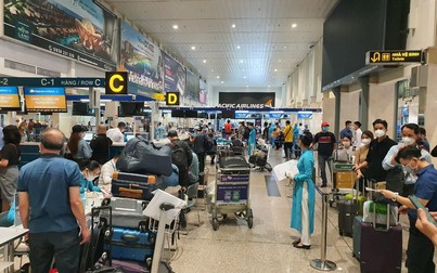 Sân bay Tân Sơn Nhất nhộn nhịp trở lại, 'check-in' nhanh chóng