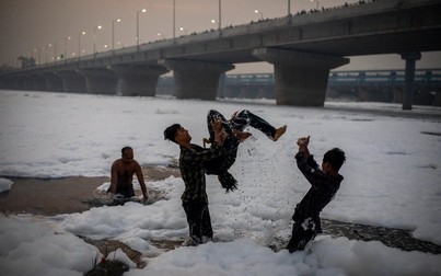 Ảnh người dân Ấn Độ ‘tẩy trần’ trên một trong những dòng sông ô nhiễm nhất thế giới