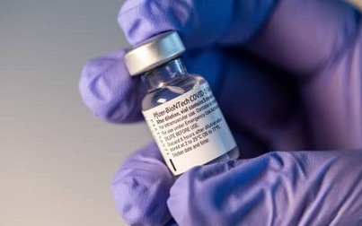 Các hãng sản xuất vaccine COVID-19 'chạy đua' với 'siêu biến thể' Omicron