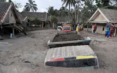 Hình ảnh núi lửa phun trào chôn vùi làng mạc, làm hơn 10 người thiệt mạng ở Indonesia