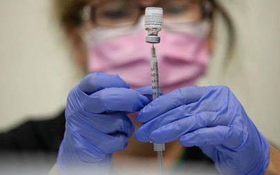 Sợ biến thể Omicron, người Mỹ xếp hàng để tiêm vaccine ngừa COVID-19 