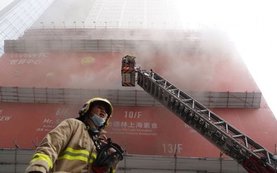 Trung tâm mua sắm ở Hong Kong bốc cháy, hàng trăm người bị mắc kẹt