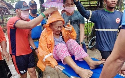 Siêu bão RAI vào Philippines gây mất điện, hơn 30.000 người phải sơ tán