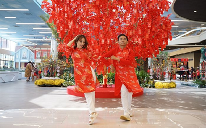 Gia đình Khánh Thi – Phan Hiển diện áo dài ngẫu hứng nhảy Dancesport khi dạo chơi Hội Hoa Xuân 2022 